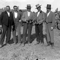 7- Joselito durante un herradero en el Cortijo de Pino Montano con Ignacio Sánchez Mejías y Juan Manuel de Urquijo, propietario de la ganadería de Murube entre otros. 12-1917