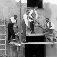 8- Joselito, su cuñado Ignacio Sánchez Mejías, el picador Antonio Chaves Camero y Manuel Sierra trabajando en las obras de la placita de toros que los marqueses de Urquijo construían en la finca Juan Gómez. 02.1918