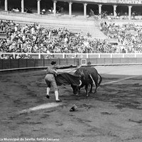 12- Joselito entrando a matar en el coso de la Monumental de San Bernardo. 1919