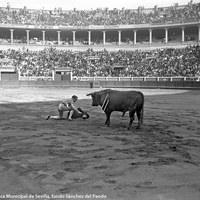 8- Joselito se adorna con un sombrero en el centro del ruedo de la Monumental de San Bernardo.1919