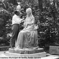 12. El escultor Enrique Pérez Comendador restaurando la escultura de la infanta María Luisa Fernanda, donante del parque a la ciudad. 1933 ©ICAS-SAHP, Fototeca Municipal de Sevilla, fondo Serrano