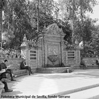 14. Glorieta de los Hermanos Álvarez Quintero. Los ciudadanos leyendo los libros que se exponían en los anaqueles. 1927-1928 ©ICAS-SAHP, Fototeca Municipal de Sevilla, fondo Serrano