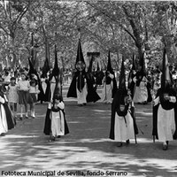 24. Nazarenos de la Hermandad de Santa Genoveva por el Parque de María Luisa. 1961. ©ICAS-SAHP, Fototeca Municipal de Sevilla, fondo Serrano