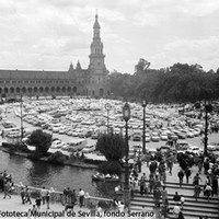 25. La Plaza de España, convertida en aparcamiento público durante la Feria de Abril que se celebraba en el Prado de San Sebastián. 1968 ©ICAS-SAHP, Fototeca Municipal de Sevilla, fondo Serrano