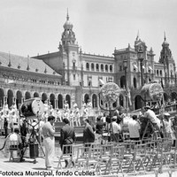 26. La Plaza de España como escenario del rodaje de la película Pan, amor y Andalucía, con Carmen Sevilla y Vittorio de Sica. 1958 ©ICAS-SAHP, Fototeca Municipal, fondo Cubiles