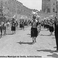 12. JUAN JOSÉ SERRANO GÓMEZ. La Centuria Romana por la muralla de la calle Macarena. 1936 Desfile marcial junto a las murallas almohades. Los populares armaos, que desfilan tras el paso de la Sentencia, custodian las imágenes titulares de la Hermandad de la Macarena durante la mañana del Jueves Santo y visitan los templos de las cofradías que hacen la estación de penitencia en la Madrugá. © ICAS-SAHP, Fototeca Municipal de Sevilla, Archivo Serrano