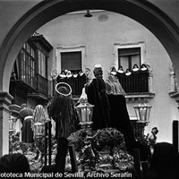 25. SERAFÍN SÁNCHEZ RENGEL. Salida del misterio del Cristo de la Caridad en el Traslado al Sepulcro desde la iglesia de San Andrés. 1963.  Desde los balcones que dan a la plaza de San Andrés, las hermanas de la congregación de las Siervas de María admiran el sobrecogedor grupo escultórico de Ortega Bru.   © ICAS-SAHP, Fototeca Municipal de Sevilla, Archivo Serafín