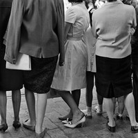 26. SERAFÍN SÁNCHEZ RENGEL. Domingo de Ramos... o sufrir para presumir. 1962.  La tradición impone el estreno de atuendo en el inicio de la Semana Santa.  © ICAS-SAHP, Fototeca Municipal de Sevilla, Archivo Serafín