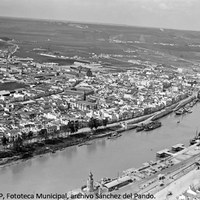 1. Barrio de Triana. La Iglesia de Santa Ana, como centro neurálgico del arrabal. Ca. 1931-1933.  ©ICAS-SAHP, Fototeca Municipal, archivo Sánchez del Pando.