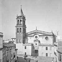 2. La iglesia de Santa Ana que fue catalogada Bien de Interés Cultual en su calidad de Monumento en 1931 preside la plaza de la Sacra Familia, nombre que ostenta desde 1859. En el centro, una fuente pública, hoy desaparecida. Ca. 1900.  ©ICAS-SAHP, Fototeca Municipal, archivo Serrano.