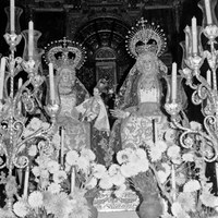 4. La Virgen, Santa Ana y el Niño en el paso de la salida que efectuó el 26 de julio de 1972, durante la celebración de su Velá y con motivo de la finalización de las obras de restauración de la que fue objeto la iglesia de Santa Ana. © ICAS-SAHP, Fototeca Municipal, archivo Serrano.