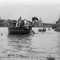 8. La pericia del mozo al alcanzar la bandera de la cucaña compite con la del fotógrafo al captar el instante en medio del río Guadalquivir. 1931. © ICAS-SAHP, Fototeca Municipal, archivo Sánchez del Pando.
