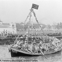 10. Una forma de seguir la cucaña de cerca era adornar las embarcaciones y dotarlas de lo suficiente para pasar la tarde, como ésta, rotulada con un nombre tan trianero bajo la bandera pirata de Los Corsarios. 1955. ©ICAS-SAHP, Fototeca Municipal, archivo Gelán.
