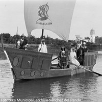 12. Durante la Velá de 1928 se recreó la entrada en Sevilla del almirante Bonifaz por el Guadalquivir, a las órdenes de Fernando III, con motivo de la conmemoración de la derrota sobre el ejército musulmán.  © ICAS-SAHP, Fototeca Municipal, archivo Sánchez del Pando.
