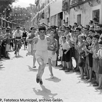 14. El ganador de la carrera es aclamado por los espectadores en la meta. 1955. ©ICAS-SAHP, Fototeca Municipal, archivo Gelán.