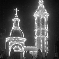 21. Otro de los símbolos del barrio, la Capilla del Carmen, obra del célebre arquitecto Aníbal González, iluminada para la Velá. 1955. ©ICAS-SAHP, Fototeca Municipal, archivo Gelán.