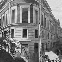 Palacio de Justicia en construcción. Chaflán que hace esquina con la calle Alhóndiga. Levantado sobre el solar de la Alhóndiga entre 1895-1908. 1908. Thomas, reproducción. ©Colección particular