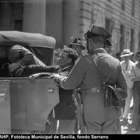 II República. Los acusados por el asesinato de Pedro Caravaca Rogé, empresario y secretario de la FEDA, saliendo del Palacio de Justicia tras su declaración. 14 de junio de 1933. ©ICAS-SAHP, Fototeca Municipal de Sevilla, fondo Serrano
