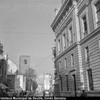 Sección del Palacio de Justicia que hace esquina con la calle Alhóndiga donde se ubican la Casa de Socorro y la Farmacia municipal. Frente a la plaza Ponce de León avanza un edificio que será posteriormente derribado para la alineación de la calle. 1950-1955 ca. ©ICAS-SAHP, Fototeca Municipal de Sevilla, fondo Serrano