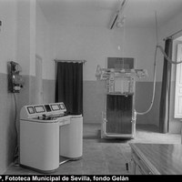 Inauguración del Servicio de Radiología en la Casa de Socorro de la calle Alhóndiga. 18 de noviembre de 1960. ©ICAS-SAHP, Fototeca Municipal de Sevilla, fondo Gelán