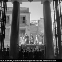 Señor de la Redención ante el Beso de Judas y Virgen del Rocío en su primera salida procesional. Vista desde el interior del Palacio de Justicia. Enfrente, la papelería Reguera y la Posada del Lucero. 1961. ©ICAS-SAHP, Fototeca Municipal de Sevilla, fondo Serafín
