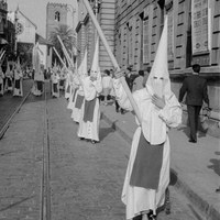 Nazarenos de la Hermandad de los Negritos por la calle Almirante Apodaca. 1962. ©ICAS-SAHP, Fototeca Municipal de Sevilla, fondo Serrano