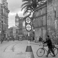 Entorno de la iglesia de Santa Catalina. Calle Juan de Mesa y calle Almirante Apodaca. 1962. ©ICAS-SAHP, Fototeca Municipal de Sevilla, fondo Cubiles