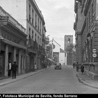Nueva pavimentación de la calle Almirante Apodaca tras la retirada de las vías del tranvía. A la derecha, el Palacio de Justicia y la farmacia de San Pedro. En la acera de los impares, la relojería San Pedro, el bar Gran Almirante, Calzados Santiago y Casa Piedra. 26 de octubre de 1963. ©ICAS-SAHP, Fototeca Municipal de Sevilla, fondo Serrano