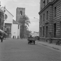 Nueva pavimentación de la calle Almirante Apodaca tras la retirada de las vías del tranvía. Al fondo, la taberna Casa Piedra y la iglesia de Santa Catalina. 26 de octubre de 1963. ©ICAS-SAHP, Fototeca Municipal de Sevilla, fondo Serrano