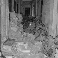 Legajos y vehículos abandonados taponan los pasillos en el interior del Palacio de Justicia. Se había iniciado el traslado paulatino a los nuevos juzgados en el Prado de San Sebastián. 17 de junio de 1969. ©ICAS-SAHP, Fototeca Municipal de Sevilla, fondo Gelán