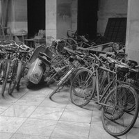 Vehículos abandonados, procedentes de embargos o incautaciones, en el interior del Palacio de Justicia. 17 de junio de 1969. ©ICAS-SAHP, Fototeca Municipal de Sevilla, fondo Gelán