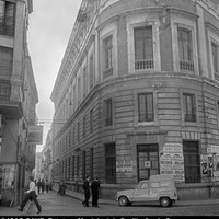 Entrada de la Casa de Socorro municipal por la calle Alhóndiga. A la izquierda, el bar 6’40. En la reforma proyectada por los arquitectos Antonio Cruz y Antonio Ortiz en 1982 se abrirá una puerta de acceso al Archivo Municipal en el chaflán. 1971. ©ICAS-SAHP, Fototeca Municipal de Sevilla, fondo Serrano