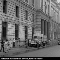 Fachada del Palacio de Justicia. Limpieza del interior del edificio. La calle Almirante Apodaca ha sido asfaltada para facilitar el tráfico. 1971 ca. ©ICAS-SAHP, Fototeca Municipal de Sevilla, fondo Serrano