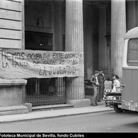 Ocupación del edificio del Palacio de Justicia ante la falta de casas para la juventud. 16 de enero de 1979. ©ICAS- SAHP, Fototeca Municipal de Sevilla, fondo Cubiles