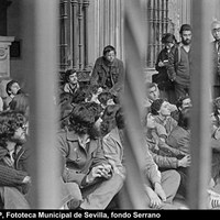 Ocupación del edificio del Palacio de Justicia ante la falta de casas para la juventud. Sentada ante las fuerzas de orden público y los periodistas. 16 de enero de 1979. ©ICAS-SAHP, Fototeca Municipal de Sevilla, fondo Serrano
