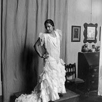 10.- La artista gitana, conocida como la Venus de bronce  posando en el estudio del pintor. Grosso practicó el retrato del natural pintando a personajes populares como bailaoras, cantaores y toreros. ©ICAS-SAHP, Fototeca Municipal de Sevilla, fondo Serrano