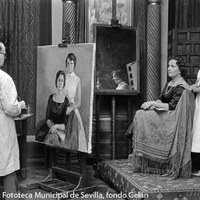 11.- Alfonso Grosso Sánchez en su estudio tomando un retrato del natural. Fue profesor de la Escuela de Bellas Artes de Sevilla, donde obtuvo la cátedra de Colorido y Composición y director del Museo de Bellas Artes de Sevilla. 1956 ©ICAS-SAHP, Fototeca Municipal de Sevilla, fondo Gelán