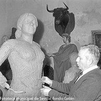 19.- Antonio Illanes Rodríguez dando forma al monumento a la cantaora Pastora Pavón, Niña de los Peines, encargado por la Tertulia Flamenca de Radio Sevilla e instalado en la Alameda de Hércules en diciembre de 1968. ©ICAS-SAHP, Fototeca Municipal de Sevilla, fondo Gelán