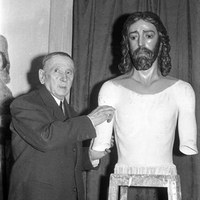 16. - Antonio Castillo Lastrucci posa junto a su obra, la antigua imagen de Jesús del Soberano Poder de la Hermandad de San Gonzalo. 1961  ©ICAS-SAHP, Fototeca Municipal de Sevilla, fondo Cubiles