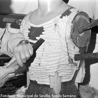 17.- El escultor trabajando en su taller.  Ca.1955-1960. ©ICAS-SAHP, Fototeca Municipal de Sevilla, fondo Serrano