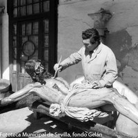 20.- Francisco Buiza Fernández da los últimos retoques  al Cristo de la Vera-Cruz de Pilas (Sevilla) en el patio de su estudio de la Casa de los Artistas, antiguo palacio de los marqueses de Torrenueva. 1972. ©ICAS-SAHP. Fototeca Municipal de Sevilla, fondo Gelán