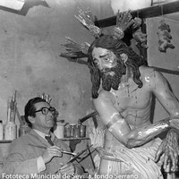 21.- Francisco Buiza Fernández en su taller de la Casa de los Artistas en la antigua calle Viriato. En la imagen trabajando en la imagen del Señor atado a la Columna de la Hermandad de Las Cigarreras. 1974 ©ICAS-SAHP, Fototeca Municipal de Sevilla, fondo Serrano