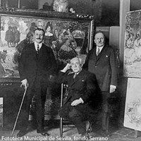 6.- Gonzalo Bilbao en su estudio acompañado de los hermanos Joaquín y Serafín Álvarez Quintero. El cuadro que figura tras los retratados es Damitas y Estudiante,  actualmente propiedad de María Dolores Mejía de Bellver. 1930. ©ICAS-SAHP, Fototeca Municipal de Sevilla, fondo Serrano