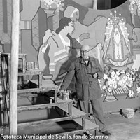 1.- Gustavo Bacarisas posando entre las tablas que decorarían la cúpula del Salón de la Industria del Pabellón de Argentina en la Exposición Iberoamericana de 1929 de Sevilla. 1928 ©ICAS-SAHP, Fototeca Municipal de Sevilla, fondo Serrano