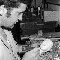 25.- El escultor e imaginero Luis Álvarez Duarte trabajando en su taller de la desaparecida Casa de los Artistas. 1972. ©ICAS-SAHP, Fototeca Municipal de Sevilla, fondo Cubiles
