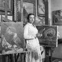 7.- González Santos es considerado el creador e impulsor de las escuelas artísticas de barrio y como profesor de la Escuela de Bellas Artes y Oficios Artísticos de Sevilla impartió la asignatura Concepto e Historia del Arte. Aquí, una de sus alumnas, posa en el estudio junto a un cuadro. 1935. ©ICAS-SAHP, Fototeca Municipal de Sevilla, fondo Serrano