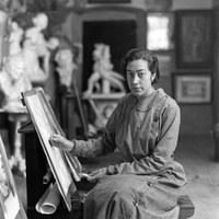 8.- Lolita, una de las alumnas de Manuel González Santos, posa ante su obra. El estudio-escuela  del pintor estaba ubicado en la calle Ángeles del barrio de Santa Cruz. 1935. ©ICAS-SAHP, Fototeca Municipal de Sevilla, fondo Serrano