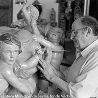 23.- El escultor Sebastián Santos Rojas trabajando en su taller en una nube de querubines para Nuestra Señora de la Asunción de Cantillana. 1971. ©ICAS-SAHP, Fototeca Municipal de Sevilla, fondo Vilches