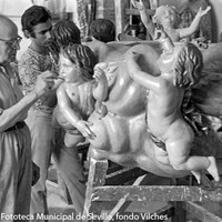 24.- Sebastián Santos junto a su hijo, Jesús Santos Calero, ultimando los detalles  de la nube de querubines para Nuestra Señora de la Asunción de Cantillana. 1971 ©ICAS-SAHP, Fototeca Municipal de Sevilla, fondo Vilches