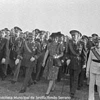 Llegada al Aeródromo de Tablada de Eva Duarte de Perón, esposa del presidente de la República Argentina. Seguidamente saludó desde la tribuna donde pasó revista a las Compañías del Aire que le rindieron honores. ©ICAS-SAHP, Fototeca Municipal de Sevilla, fondo Serrano